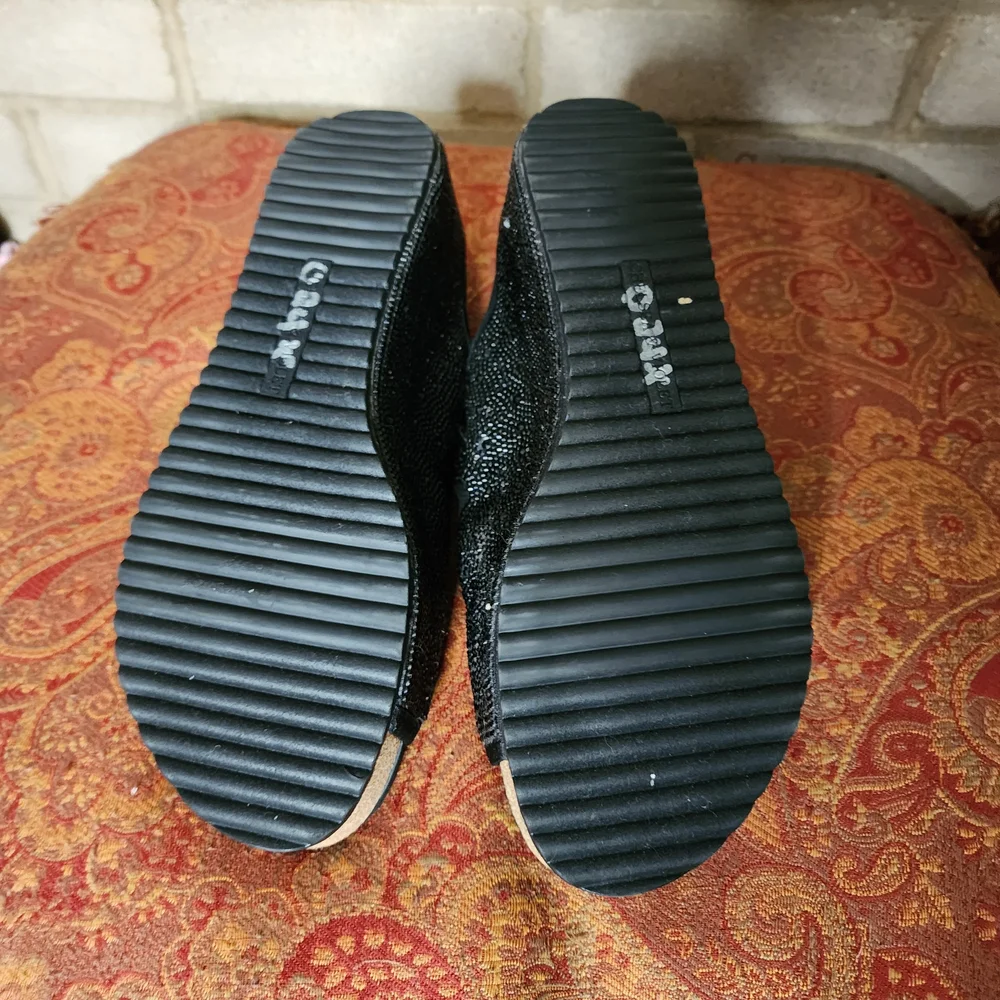 Chelsea & Violet stylish black
